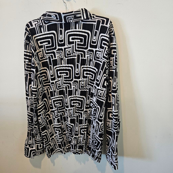 Women's Lane Bryant Abstract Accordian Pleated Blouse, Size 18/20, Black & White - Picture 6 of 6